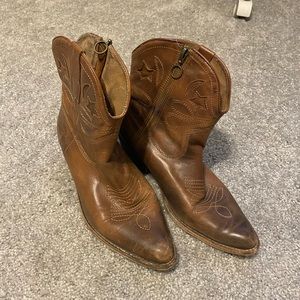 Cute brown Zigi Soho cowboy boots, ankle height. Size 7.5